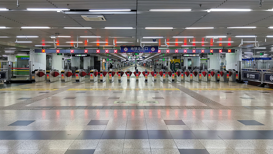 受疫情影响 北京早高峰地铁乘客人数减少