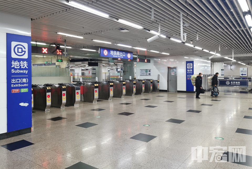 11月24日上午，北京西站地铁站内乘客寥寥。 中宏网记者 富宇 摄