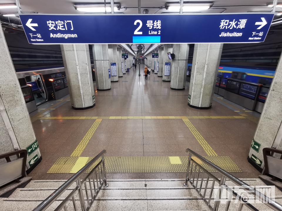 11月25日早8点，北京地铁内乘客人数较往日明显减少。图为北京地铁鼓楼大街站。 中宏网记者 富宇 摄