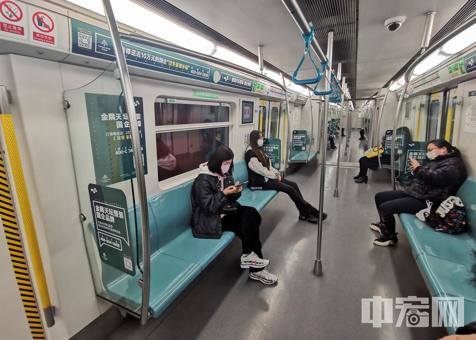 11月25日早8点，北京地铁4号线乘客人数较往日明显减少，不少车厢运行途中始终有空座位。 中宏网记者 富宇 摄