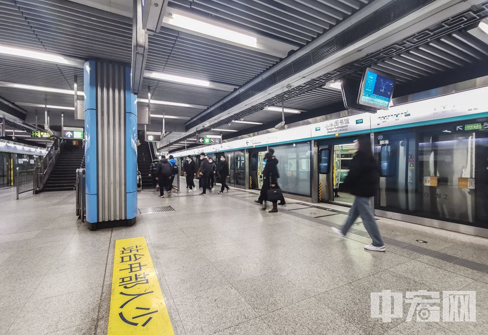 11月25日早8点，北京地铁4号线乘客人数较往日明显减少。图为北京地铁国家图书馆站。 中宏网记者 富宇 摄