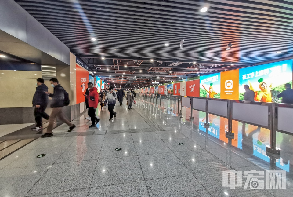 11月25日早8点，地铁国家图书馆站换乘通道内，乘客人数较往日明显减少。 中宏网记者 富宇 摄