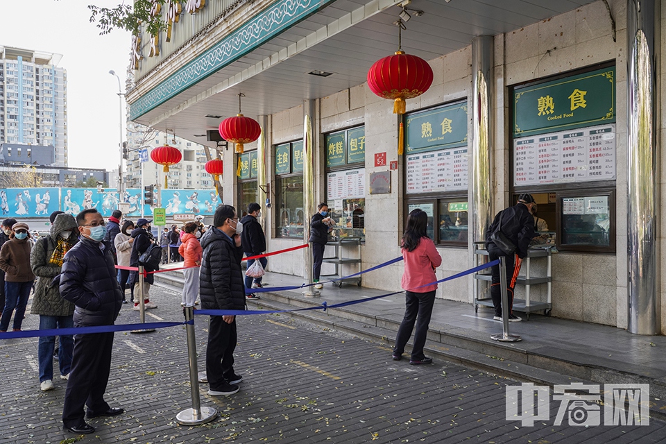 11月25日下午，市民在北京牛街老字号聚宝源外排起长队，等待购买牛羊肉。受疫情影响，牛街包括聚宝源在内的多家餐饮均暂停堂食。 中宏网记者 富宇 摄