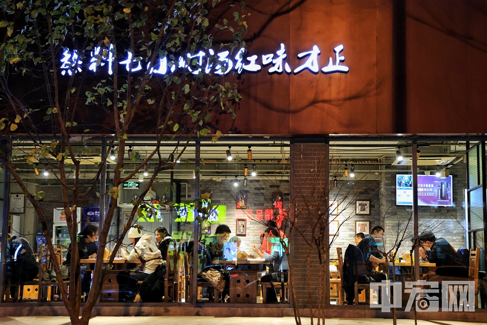 12月7日晚，市民在西城区一家餐馆内用餐。 陈硕 摄