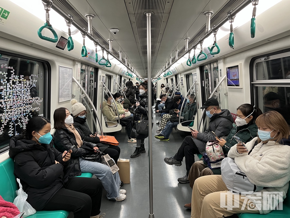 12月6日晚高峰期间，市民乘地铁通勤。 王猛 摄