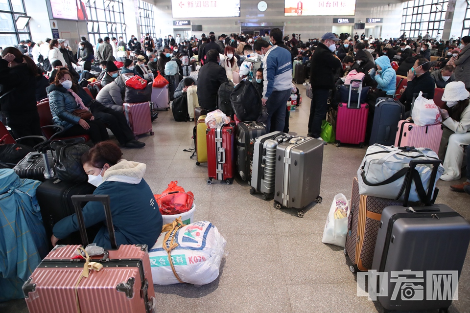 而火车站的候车大厅内，也恢复了往日的“人气”，旅客们拖着行李箱，准备登车踏上旅途。图为12月9日，北京西站候车大厅内的旅客。 中宏网记者 康书源 摄
