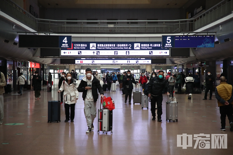 12月9日，北京西站内出行的旅客。 中宏网记者 康书源 摄