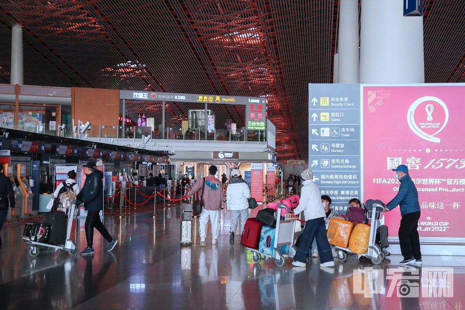 从事建筑行业的刘先生此行准备飞往新加坡，此前受疫情影响，他一直没能出国，生活和经济压力随之增大。言语间，他难掩激动之情，对接下来的工作和生活充满期待。 中宏网记者 康书源 摄