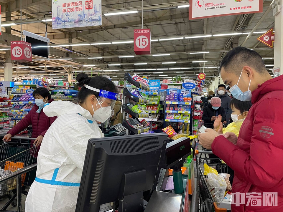 商超可直接进入，不再查验健康码和核酸阴性证明，12月10日14时，石家庄一大型超市收银台排起了长队。朱丽娟 摄