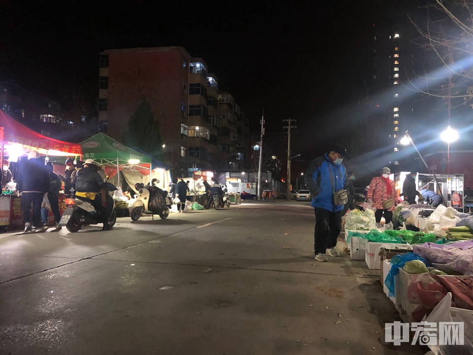 位于石家庄市桥西区鹊桥路上的路边摊，随着夜幕降临开始变得热闹起来，市民买菜购物十分方便。朱丽娟 摄