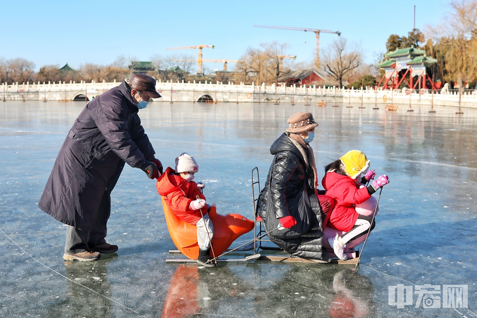 12月29日，北海公园冬季冰上娱乐活动启动，南门荷花湖内1.5万平方米冰场开放迎客，不少市民带着孩子上冰体验，感受冰上乐趣。陈硕 摄