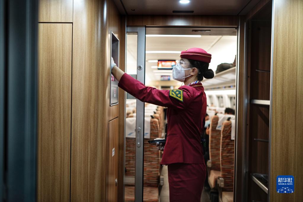 12月30日,由唐山开往北京的g8802次列车乘务员在列车上工作