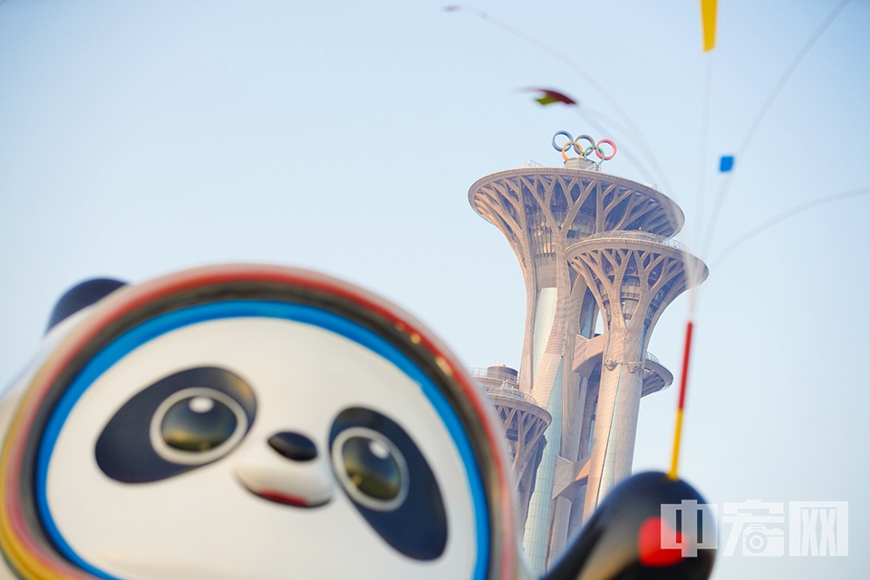 1月19日，北京奥林匹克中心区的2022年冬奥会吉祥物“冰墩墩”吸引市民目光。随着2022北京冬奥开幕日期的临近，北京街头的冬奥气氛逐渐变浓。