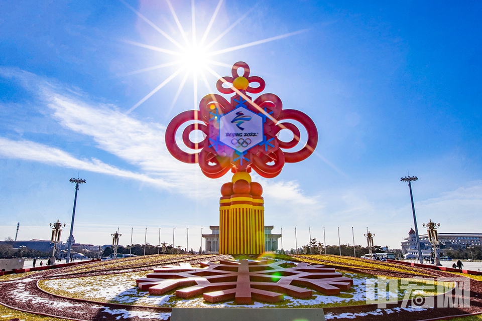 1月28日，镶嵌着北京2022年冬奥会会徽及冰雪元素的巨型中国结“精彩冬奥”亮相天安门广场，表达对北京冬奥会和春节的美好祝福。