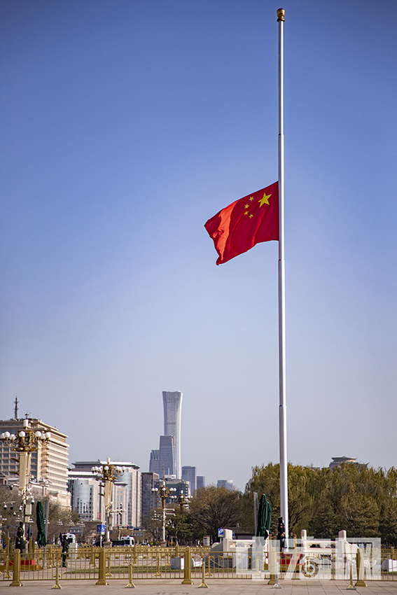 12月1日，北京天安门下半旗志哀，表达对江泽民同志的无比崇敬和深切悼念之情。江泽民同志患白血病合并多脏器功能衰竭，抢救无效，于2022年11月30日12时13分在上海逝世，享年96岁。