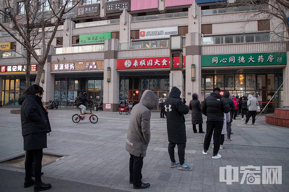 12月8日，市民在一家药店门口排队购买药品。