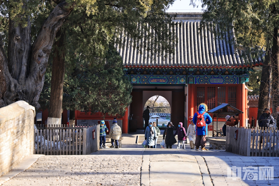 1月6日，北京大觉寺恢复对外开放，开放时间为周一至周日9:00-17:00（16:30停止售票）。开放期间，大觉寺将继续实行实名制预约参观。游客可提前3日内通过在支付宝、微信搜索“北京大觉寺”小程序进行预约和购票，凭预约码核销入馆。陈硕 摄
