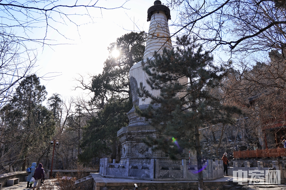 1月6日，北京大觉寺恢复对外开放，开放时间为周一至周日9:00-17:00（16:30停止售票）。陈硕 摄