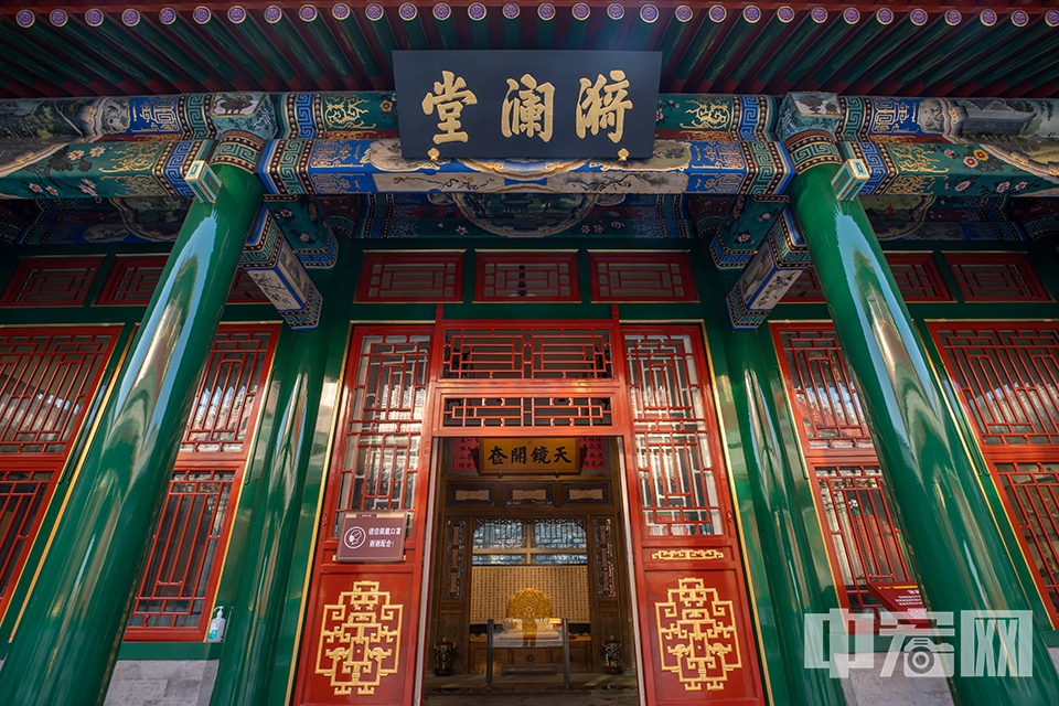 漪澜堂古建筑群是北海造园史的重要见证，是我国古典造园艺术的杰出代表，是古代填湖堆山造园技艺与戏剧观演空间设计的科学见证，是近现代重要历史事件的见证地，也是北海乃至北京城重要的景观资源，拥有丰富且不可替代的历史、艺术、科学和社会及文化价值。 中宏网记者 富宇 摄