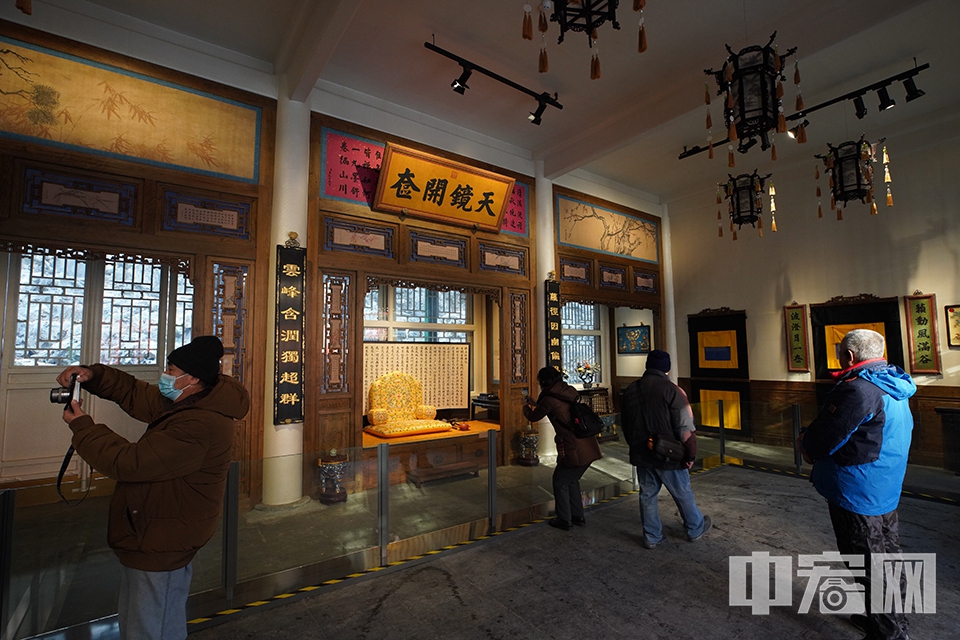 此次重新开放面积达到8700余平方米，展览布置从北海漪澜堂古建筑群和文物藏品实际出发，着眼于服务观众参观的需求，展陈既有局部复原陈列，展现恢弘壮丽的历史场景，这一部分依据相关陈设档案并参考同时期功能相似的其他皇家建筑的室内陈设，完成古建内家具、陈设品、宫灯、匾额、楹联、贴落等近千件展品的制作、摆陈，基本复原清代皇家室内陈设，恢复历史风貌。 中宏网记者 富宇 摄