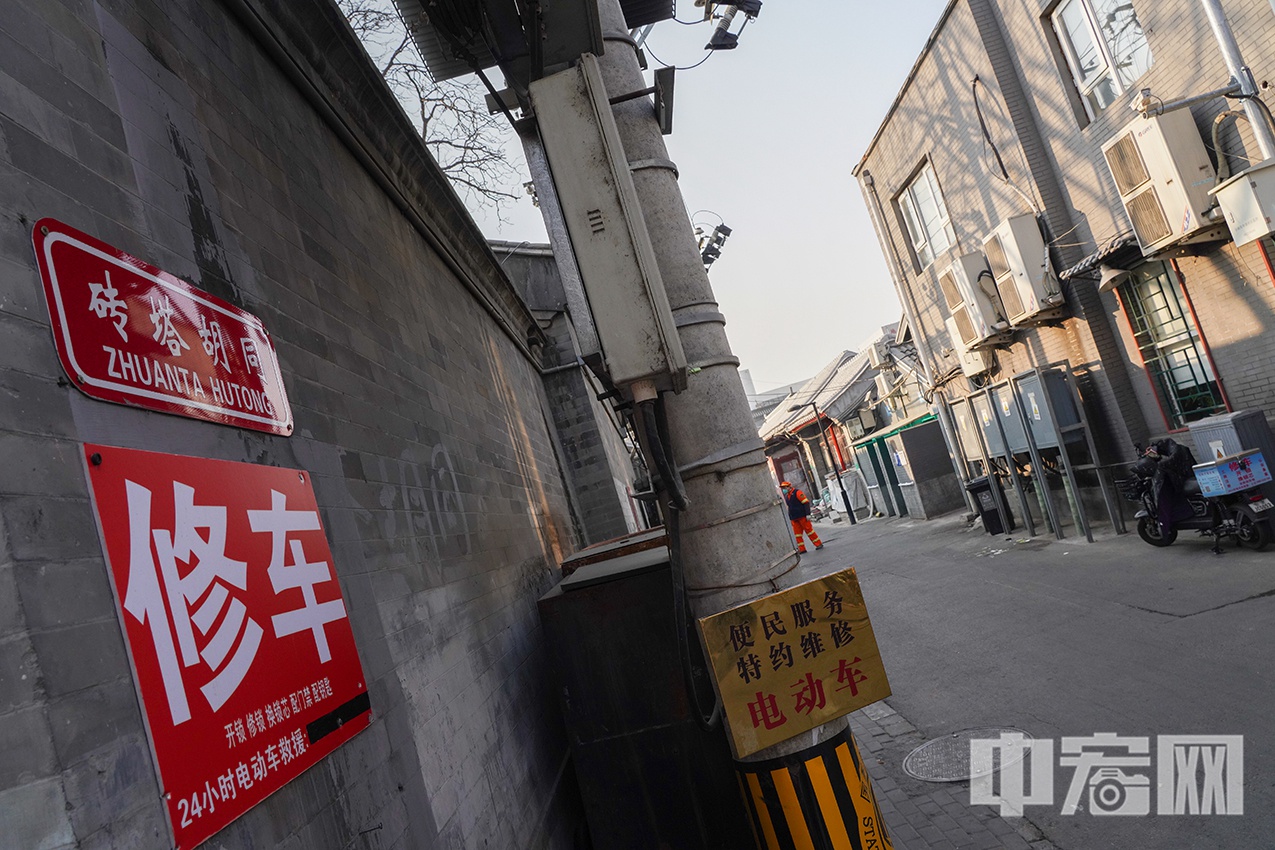 胡同因塔得名，自身同样经历着历史的变迁。在元、明、清三代，砖塔胡同作为戏曲活动的中心，是北京城最热闹的地方之一。 中宏网记者 富宇 摄