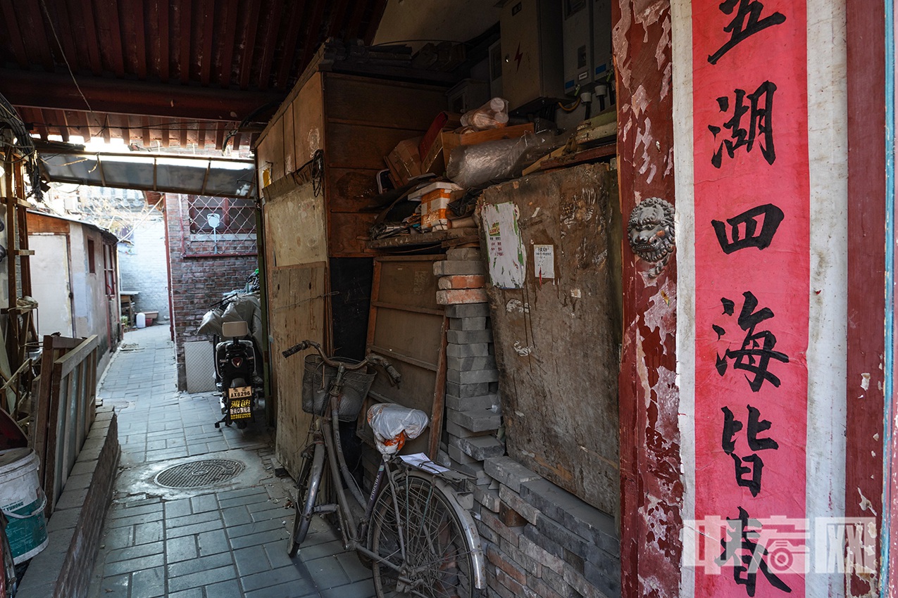 1923年鲁迅从八道湾搬来砖塔胡同61号（现84号），并在这里写出了《祝福》《在酒楼上》《幸福的家庭》和《肥皂》《中国小说史略》等作品。鸳鸯蝴蝶派作家张恨水曾居住在砖塔胡同43号（今95号），并在这里走完了他的人生旅程。 中宏网记者 富宇 摄