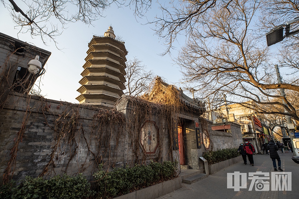 北京砖塔胡同位于西四牌楼附近，因胡同东口的万松老人塔而得名。砖塔胡同是北京市历史最悠久的胡同之一，至今已有七百多年的历史，也是北京遭到破坏较少，风貌保存较好的胡同之一。 中宏网记者 富宇 摄