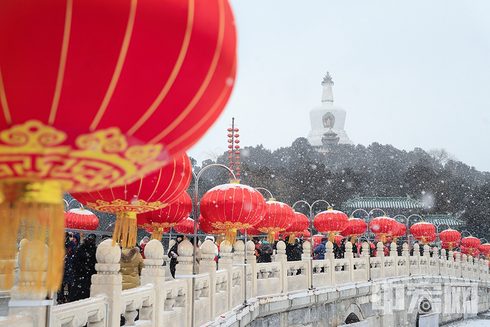 清顺治八年（1651年），为民族和睦，清世祖福临根据西藏喇嘛恼木汗的请求，在广寒殿的废址上建藏式白塔，在塔前建“白塔寺”（正觉殿为山门）。因为岛上建起了喇嘛佛塔，山名也改称为“白塔山”。 中宏网记者 富宇 摄