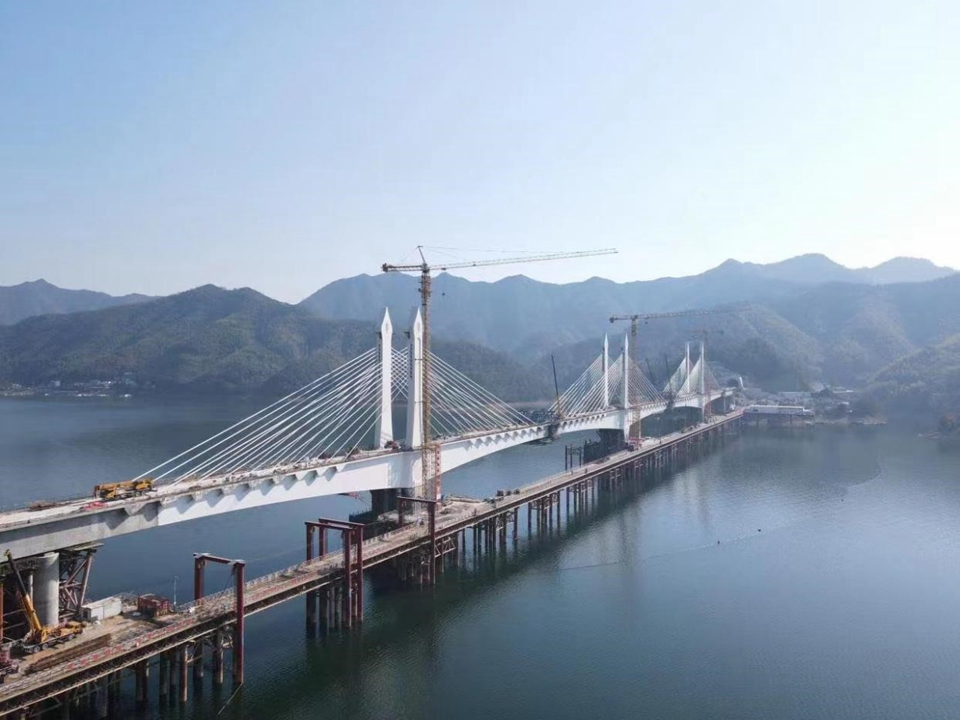 池黄高铁太平湖特大桥合龙
