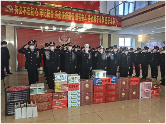 【呼伦贝尔额尔古纳篇】新春佳节来临之际，额尔古纳市委书记、新时代文明实践中心主任文进磊一行代表全市人民的深情厚谊，前往市公安局和驻地部队，看望慰问广大军警官兵，向全体军警官兵致以节日的祝福，并送去慰问物资。对全体军警官兵为巩固祖国北疆安全稳定屏障，建设北疆亮丽风景线贡献力量而付出的辛劳表示由衷的感谢。