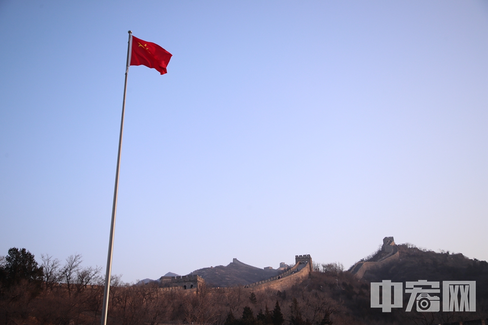 1月22日清晨7点30分，正值大年初一，市民游客来到北京八达岭长城迎接农历新年的第一缕阳光。 中宏网记者 康书源 摄