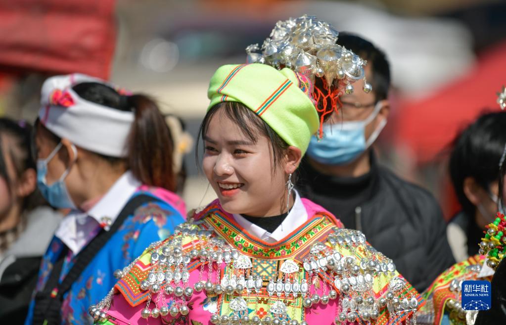 1月29日，苗族姑娘在中排村盛装参加“跳月”活动。新华社记者 杨文斌 摄