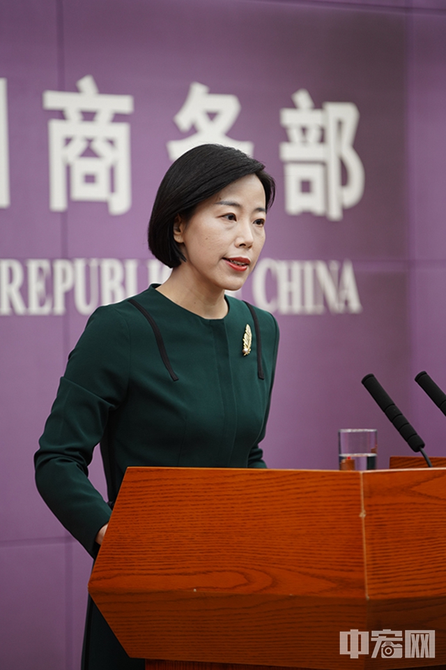 在回答关于拜登政府已停止批准美国企业向华为出口大多数产品许可证的记者提问时，束珏婷说，中方一贯反对美方泛化国家安全概念，违反市场经济原则和国际经贸规则，无理制裁打压中国企业，危害全球产业链供应链稳定和全球技术创新。中方将坚决捍卫中国企业的正当、合法权益。 中宏网记者 富宇 摄