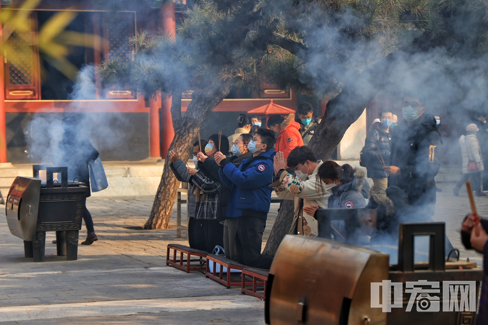 2月10日，虽然新春假期已结束，但在北京标志性的藏传佛教寺院雍和宫内，前来参拜祈福的游客仍络绎不绝。他们虔诚叩拜，许下自己新年的愿望。 陈硕 摄