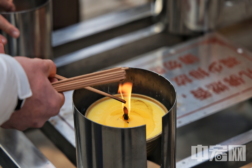 2月10日，虽然新春假期已结束，但在北京标志性的藏传佛教寺院雍和宫内，前来参拜祈福的游客仍络绎不绝。他们虔诚叩拜，许下自己新年的愿望。 陈硕 摄