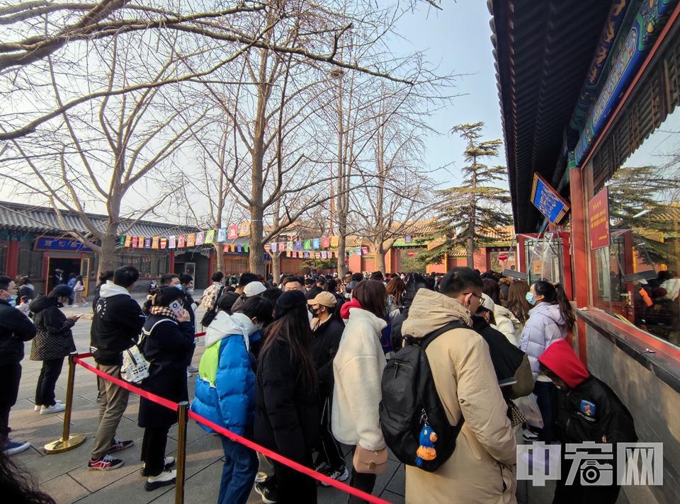 2月10日，虽然新春假期已结束，但在北京标志性的藏传佛教寺院雍和宫内，前来参拜祈福的游客仍络绎不绝。他们虔诚叩拜，许下自己新年的愿望。 陈硕 摄