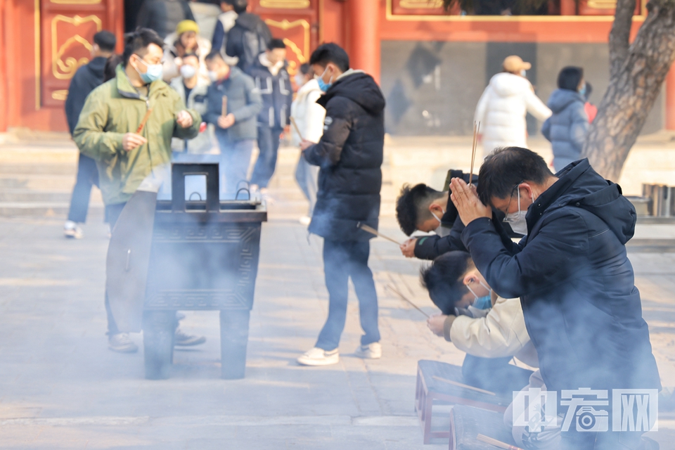 2月10日，虽然新春假期已结束，但在北京标志性的藏传佛教寺院雍和宫内，前来参拜祈福的游客仍络绎不绝。他们虔诚叩拜，许下自己新年的愿望。 陈硕 摄