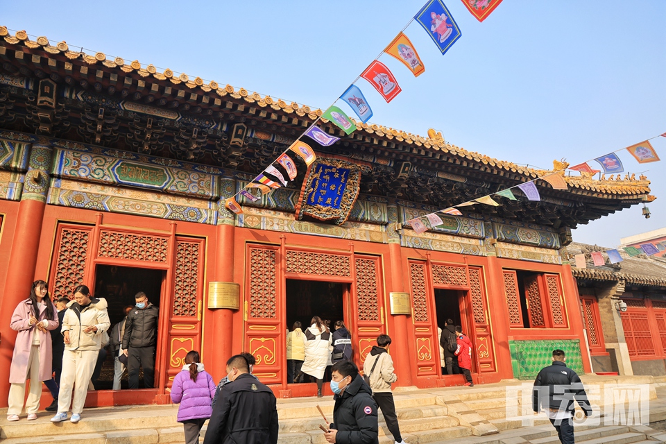 2月10日，虽然新春假期已结束，但在北京标志性的藏传佛教寺院雍和宫内，前来参拜祈福的游客仍络绎不绝。他们虔诚叩拜，许下自己新年的愿望。 陈硕 摄