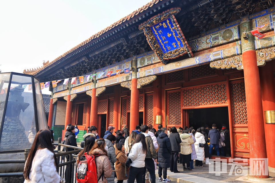 2月10日，虽然新春假期已结束，但在北京标志性的藏传佛教寺院雍和宫内，前来参拜祈福的游客仍络绎不绝。他们虔诚叩拜，许下自己新年的愿望。 陈硕 摄