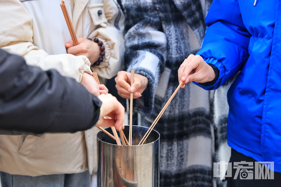 2月10日，虽然新春假期已结束，但在北京标志性的藏传佛教寺院雍和宫内，前来参拜祈福的游客仍络绎不绝。他们虔诚叩拜，许下自己新年的愿望。 陈硕 摄