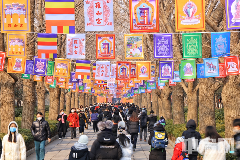 2月10日，虽然新春假期已结束，但在北京标志性的藏传佛教寺院雍和宫内，前来参拜祈福的游客仍络绎不绝。他们虔诚叩拜，许下自己新年的愿望。 陈硕 摄