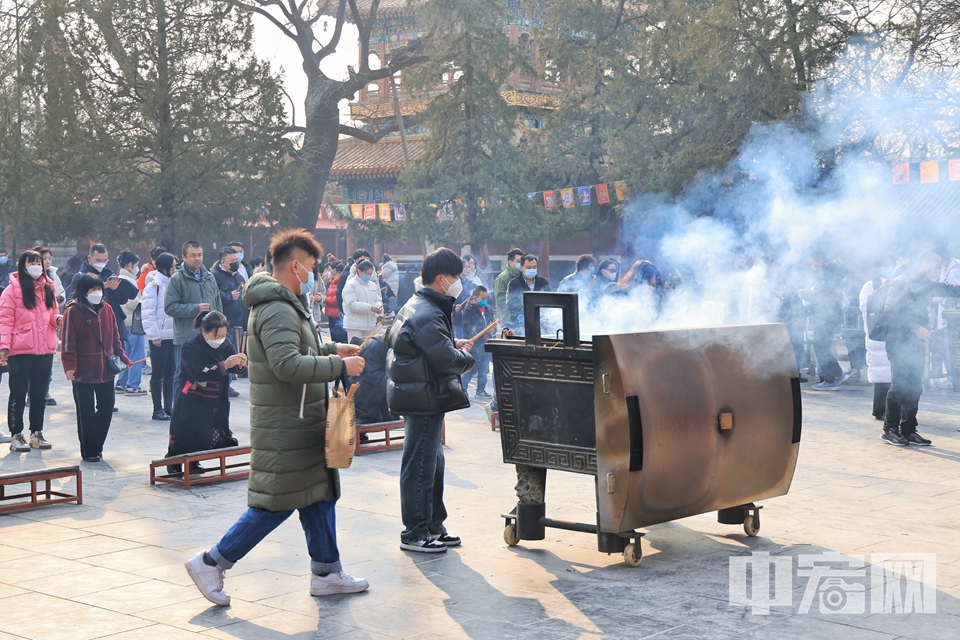 2月10日，虽然新春假期已结束，但在北京标志性的藏传佛教寺院雍和宫内，前来参拜祈福的游客仍络绎不绝。他们虔诚叩拜，许下自己新年的愿望。 陈硕 摄