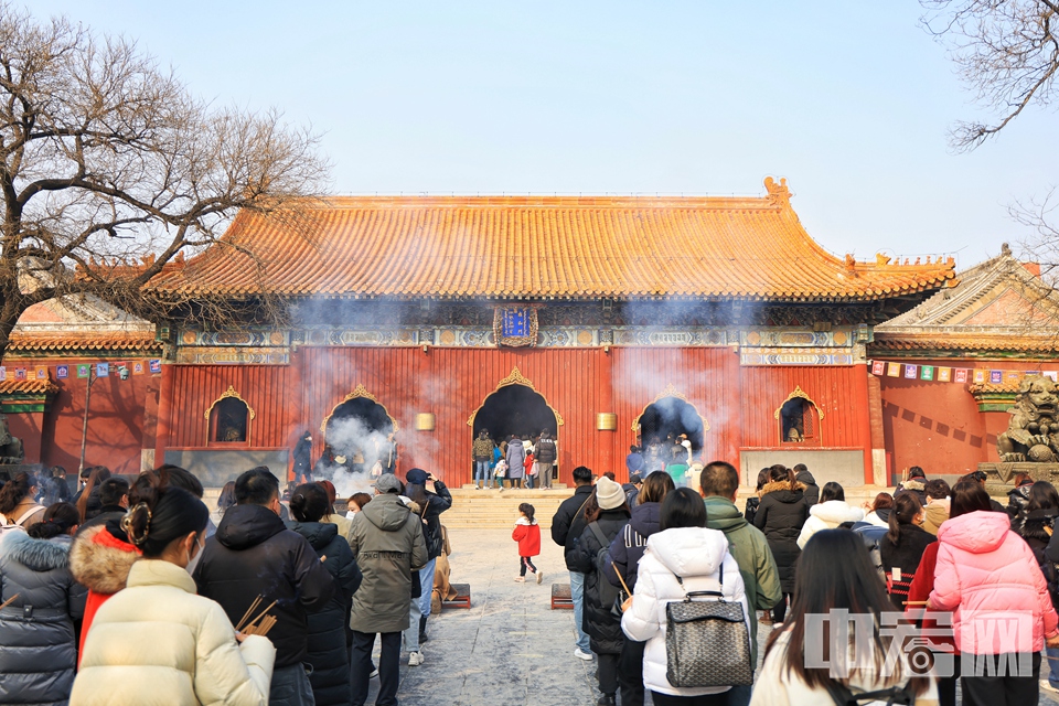 2月10日，虽然新春假期已结束，但在北京标志性的藏传佛教寺院雍和宫内，前来参拜祈福的游客仍络绎不绝。他们虔诚叩拜，许下自己新年的愿望。 陈硕 摄