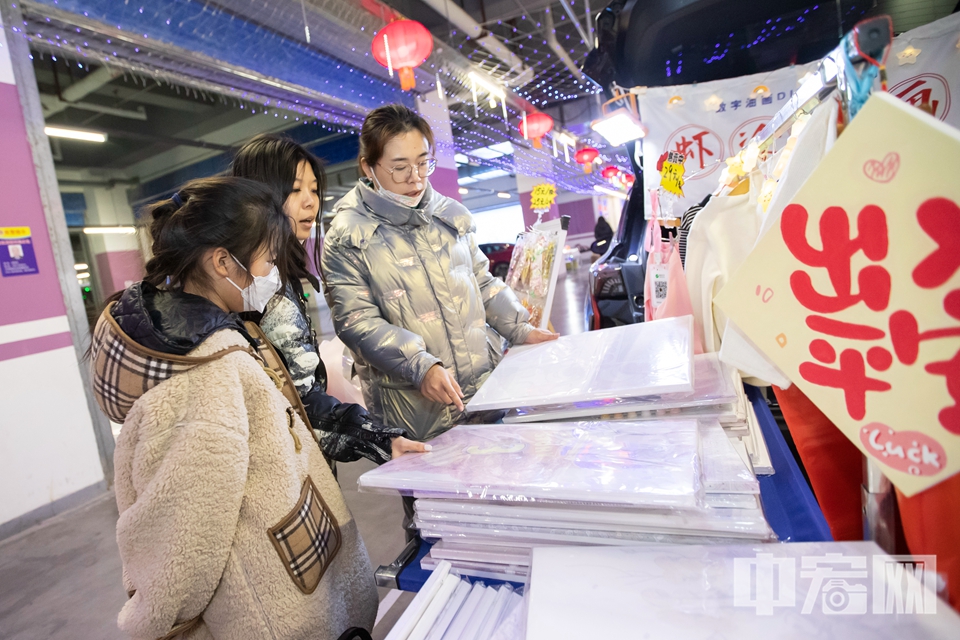 2月11日，北京五棵松后备箱夜市在华熙LIVE五棵松地下停车场正式开启。据了解，本次夜市为期4天，重启后的夜市将于每周五至周日及节假日固定开市。