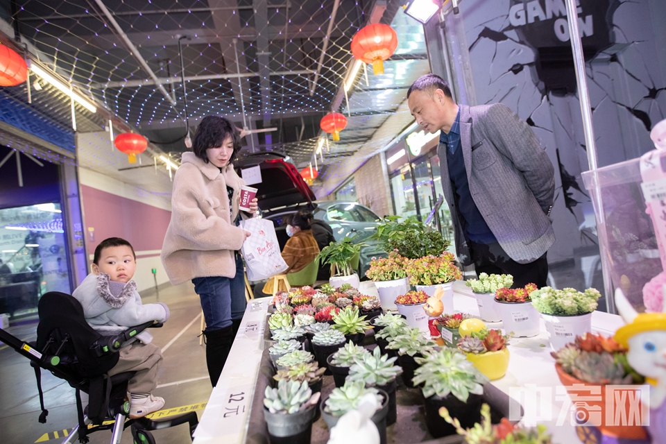 2月11日，北京五棵松后备箱夜市在华熙LIVE五棵松地下停车场正式开启。据了解，本次夜市为期4天，重启后的夜市将于每周五至周日及节假日固定开市。