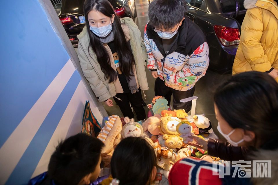 2月11日，北京五棵松后备箱夜市在华熙LIVE五棵松地下停车场正式开启。据了解，本次夜市为期4天，重启后的夜市将于每周五至周日及节假日固定开市。