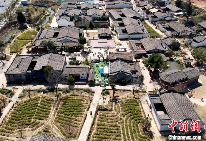 如今，经修复改造后的梁厝特色历史文化街区旧貌换新颜，成为福州的文化新地标之一。 吕明 摄