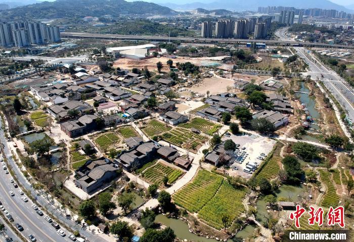 梁厝的古道街巷、花田景观、古建院落充分还原了耕读文化历史原貌；巷道纵横交错，曲径通幽。 吕明 摄
