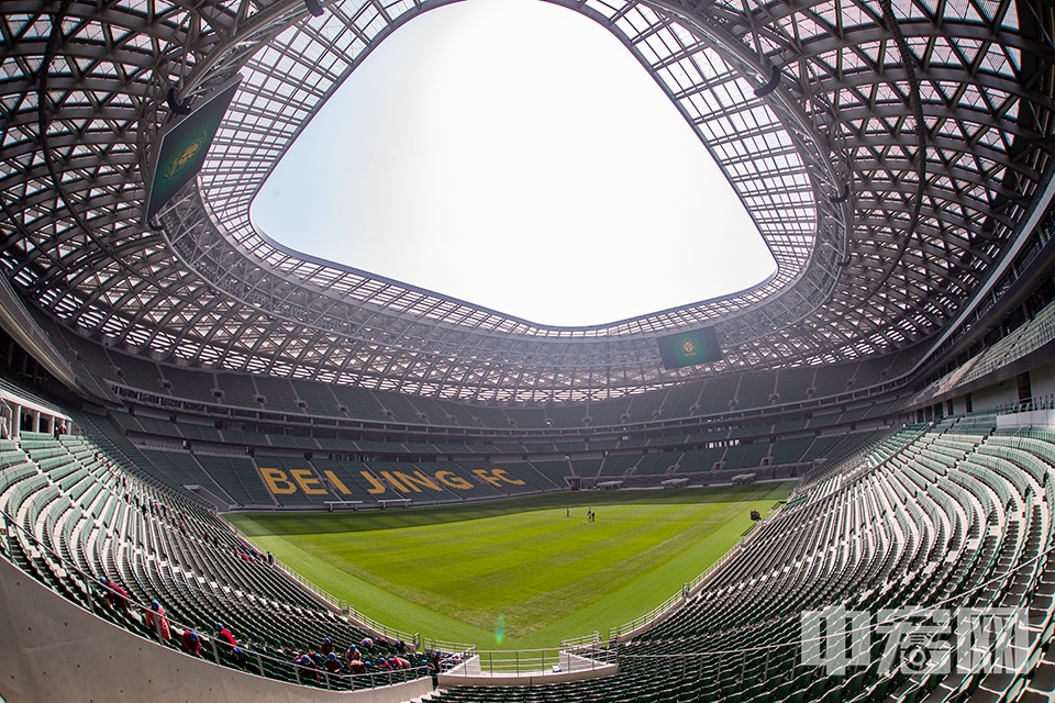 弘大的钢结构穹顶横跨在体育场上方。 中宏网记者 康书源 摄