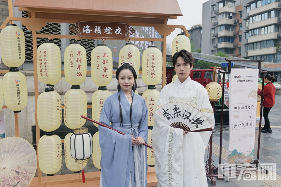 国风爱好者身着汉族民族传统服饰。